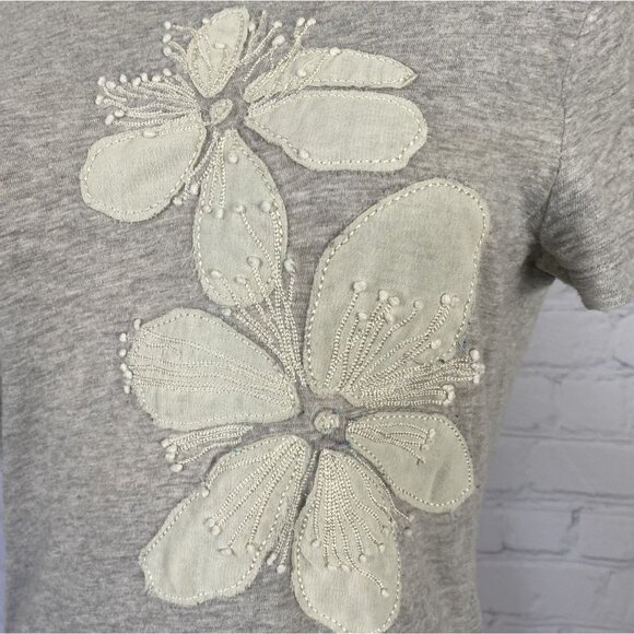 ⭐ 3/$15 Tommy Hilfiger Grey Embroidered Cream Floral T-Shirt S - Picture 4 of 7